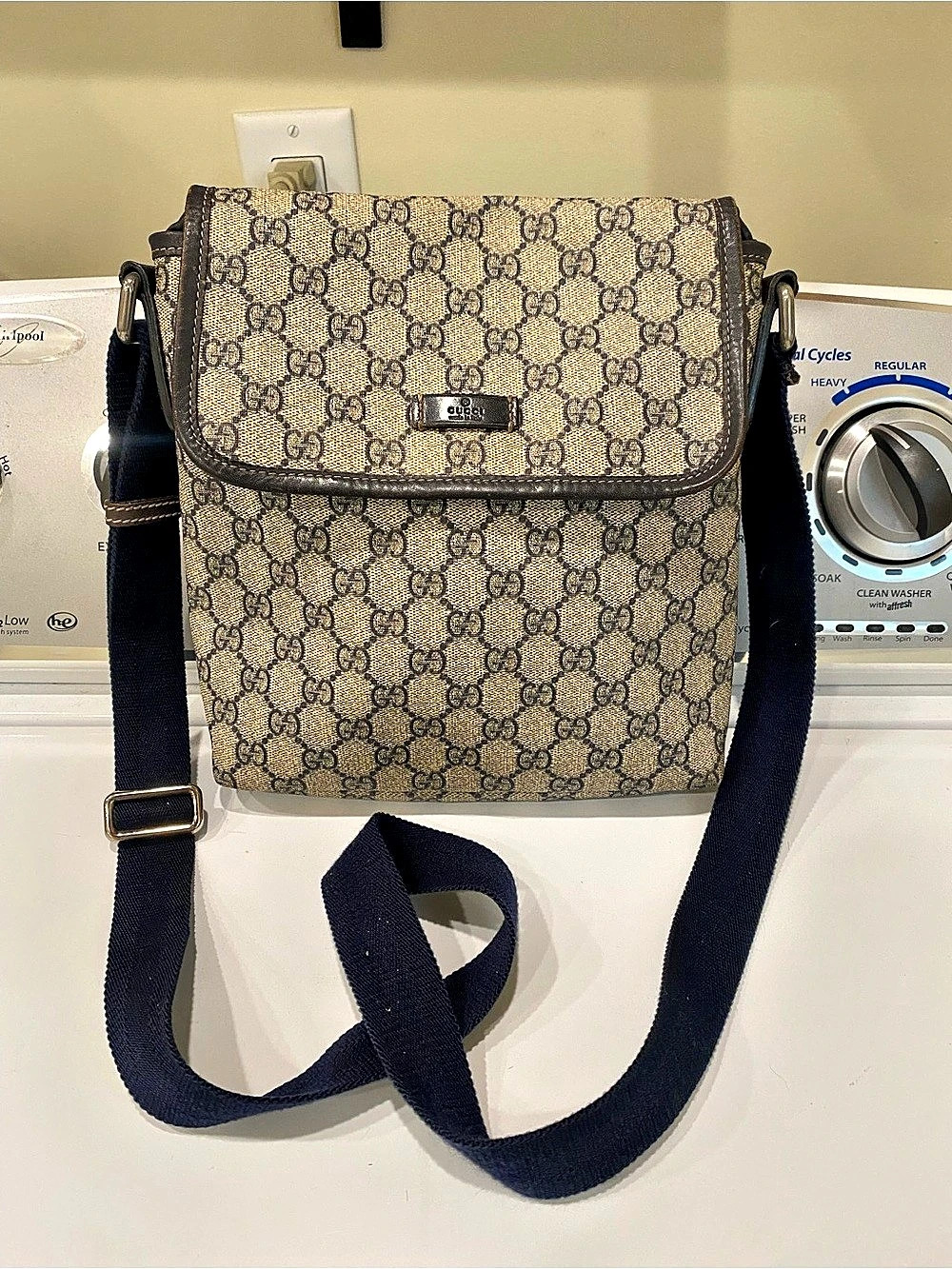 Y2K-Era Gucci GG Supreme Monogram Canvas Messenger Crossbody Bag 223666